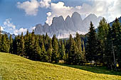 Trekking nel Parco Naturale Puez-Odle. Dall'Alpe Col Raiser (2100 m) alla Val di Funes. La Val di Funes. 